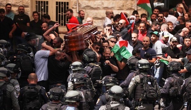 بعد انتقادات دولية.. إسرائيل تحقق في اعتداء على جنازة أبو عاقلة