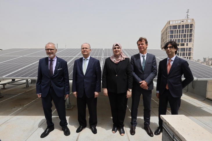 صندوق الاستثمار وبنك الاستثمار الأوروبي يتفقدان برنامج الطاقة الشمسية على سطح مدرسة بنات البيرة