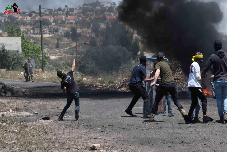 إصابة 4 شبان برصاص الاحتلال والعشرات بالاختناق خلال قمع مسيرة كفر قدوم