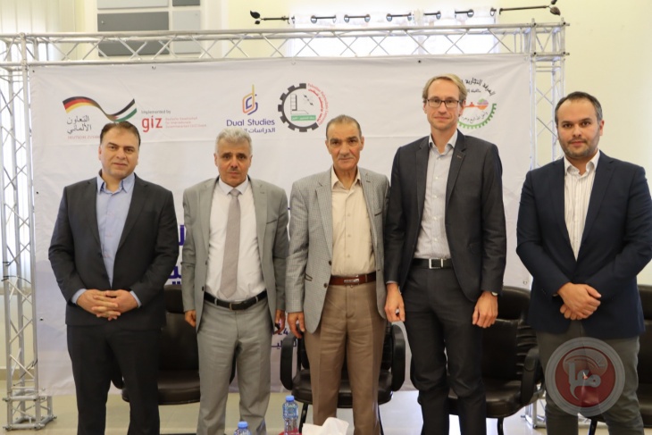 بوليتكنك فلسطين والغرفة التجارية تنظمان ورشة عمل حول التعريف ببرنامج الطاقة المُتجددة والدراسات الثنائية