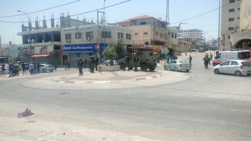 مستوطن يزيل علم فلسطين- الاحتلال يقمع الشبان بعد رفع العلم من جديد ببلدة حوارة