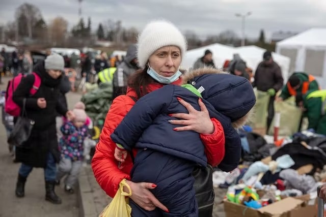 روسيا: إجلاء أكثر من 15 ألف شخص من دونباس وأوكرانيا خلال 24 ساعة