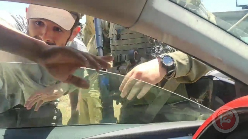 مستوطنون بحماية جنود الاحتلال يعتدون على الصحفيين جنوب الخليل