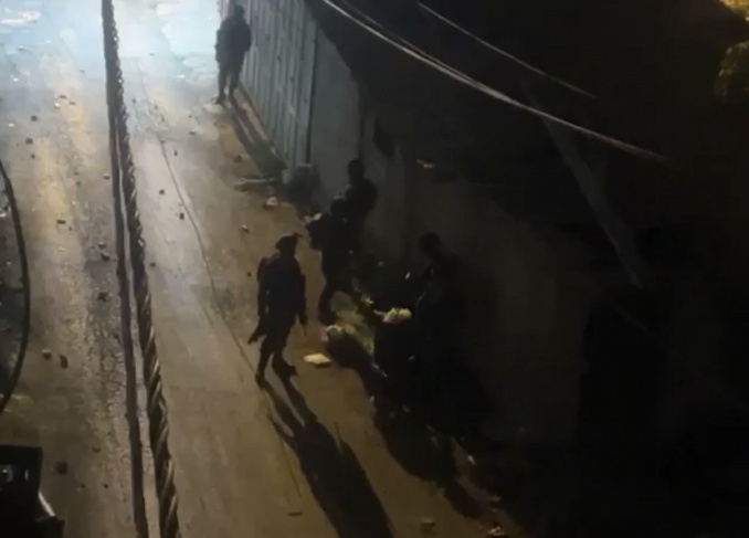 اصابة طفل بشظايا رصاص جنود الاحتلال في مخيم العروب