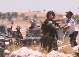 فيديو- فلسطيني أعزل يتصدى لثلاثة جنود إسرائيليين في ترقوميا