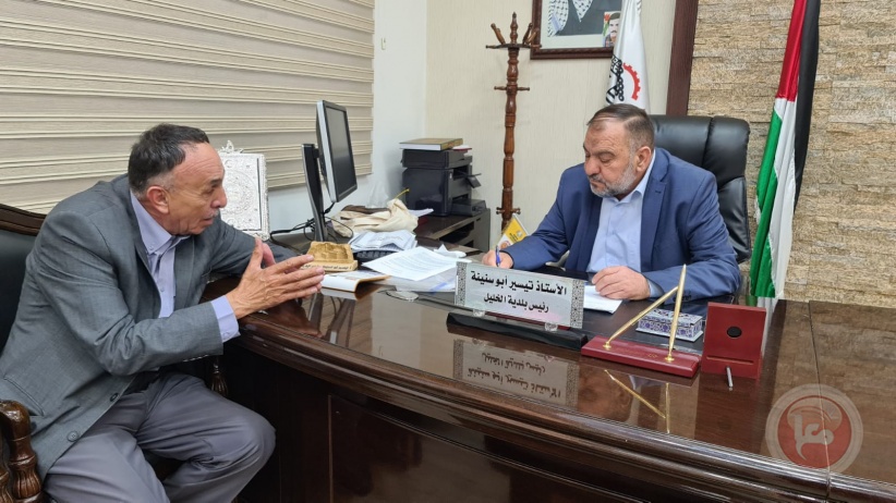 السيد أحمد يبحث مع رئيس بلدية الخليل  تحسين وضع سوق الخضار المركزي
