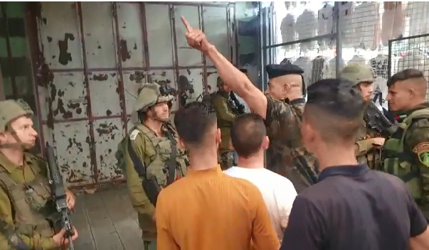 20 عاماً بين الصورتين- شاهد ضابط فلسطيني يطرد جنود الاحتلال من الخليل