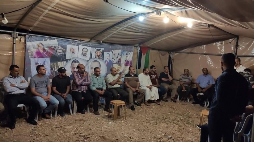 أهالي الشهداء يشاركون في خيمة دعم الأسير ريان