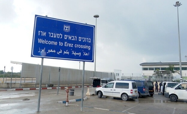 The occupation cabinet decides to open the Erez crossing into Gaza