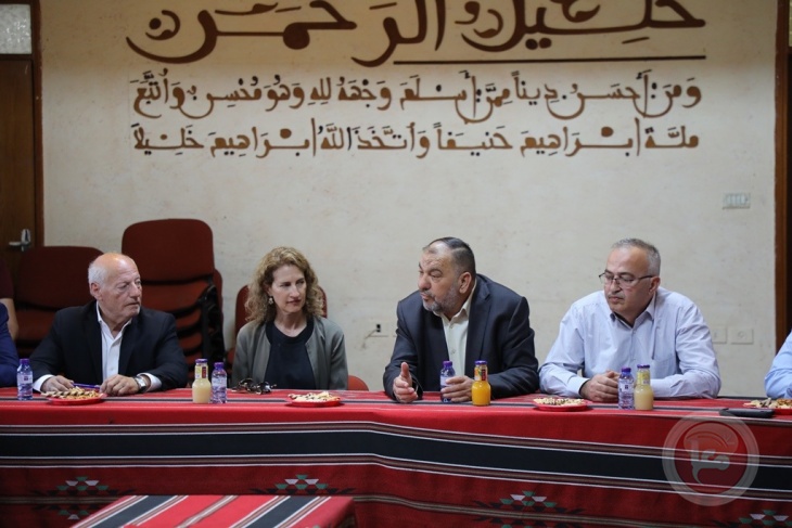 رئيس بلدية الخليل يطلع اعضاء من الكونغرس الأمريكي على انتهاكات الاحتلال 