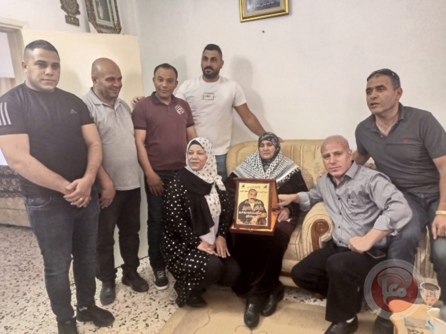 تكريم والدة  وزوجة الأسير طالب عمرو