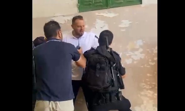 شاهد- شرطة الاحتلال تعتقل حارسين من حراس المسجد الأقصى 