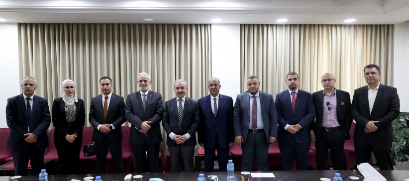 اشتية يؤكد ضرورة تشكيل وحدة المساندة القانونية لمساعدة المواطنين