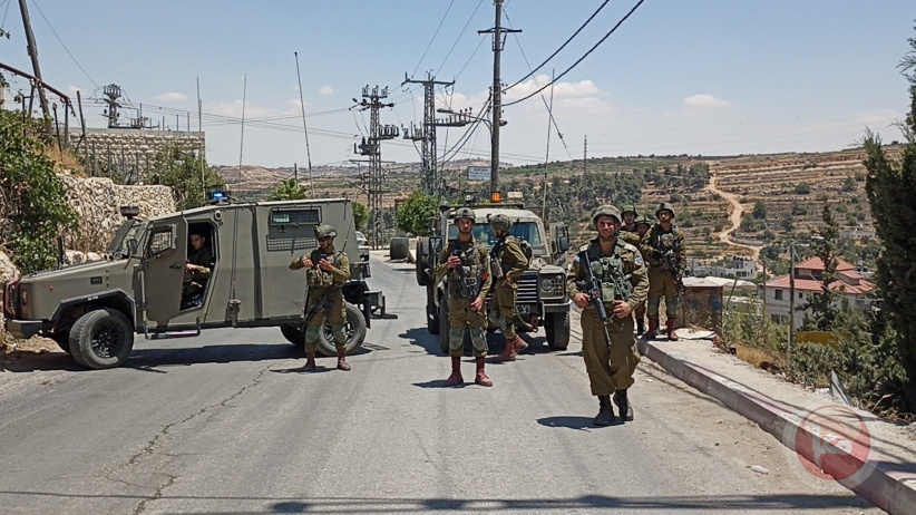 قوات الاحتلال تحول مداخل بيت أمر الى ثكنات عسكرية