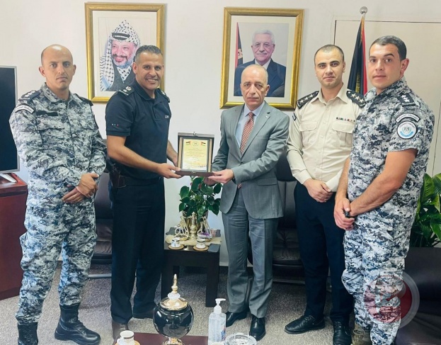 الضابطة الجمركية تكرم القائم بأعمال رئيس سلطة الاراضي الفلسطينية 