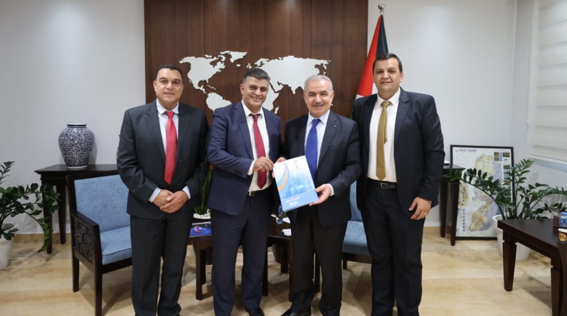 رئيس المجلس الأعلى لسياسات الشراء يسلم رئيس الوزراء تقرير المجلس السنوي 2021