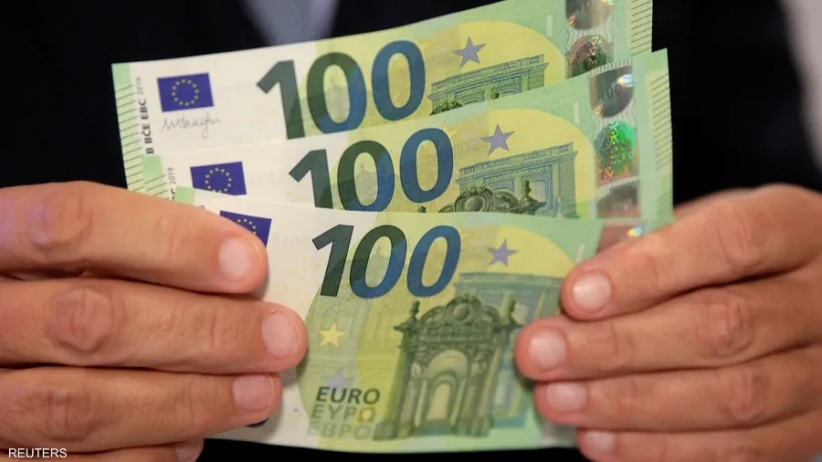 اليورو يهبط لأدنى مستوى منذ 20 عاماً أمام الدولار