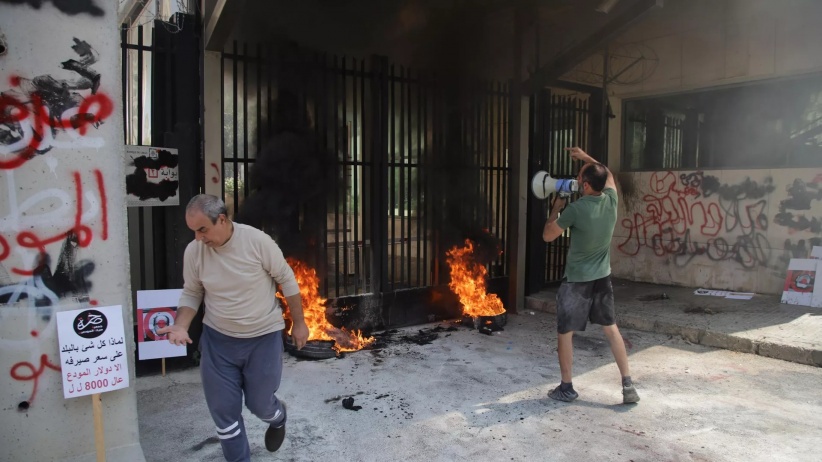المودعون اللبنانيون يضرمون النيران على عتبة مصرف لبنان
