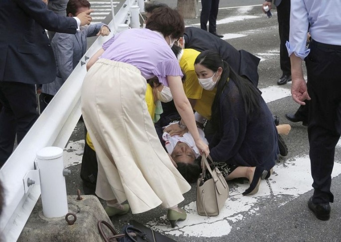 قبل تأكيد الوفاة.. أول صورة لرئيس الوزراء الياباني السابق بعد إطلاق النار عليه
