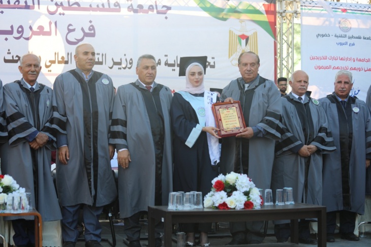 جامعة خضوري تحتفل بتخريج طلبة فرعها في العروب تحت رعاية وزير التعليم العالي