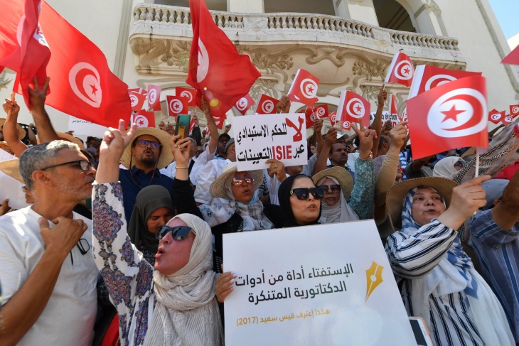 تونس.. المئات يحتجون ضد الاستفتاء على الدستور الجديد