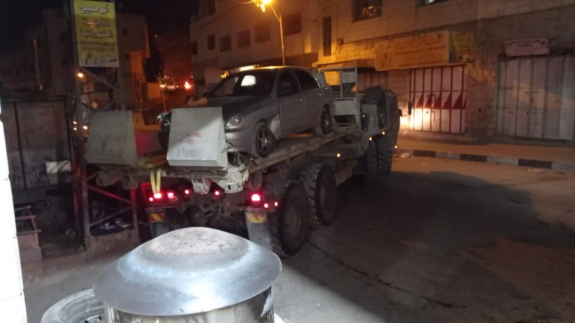 الاحتلال يعتقل مواطنا ويصادر سيارتين من الخليل