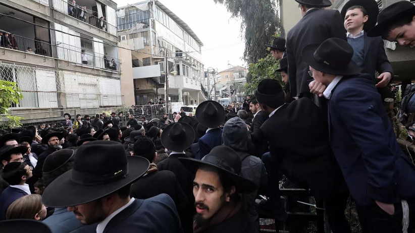 خلال جنازة في القدس - اغلاق شوارع واعتداء على المقدسيين