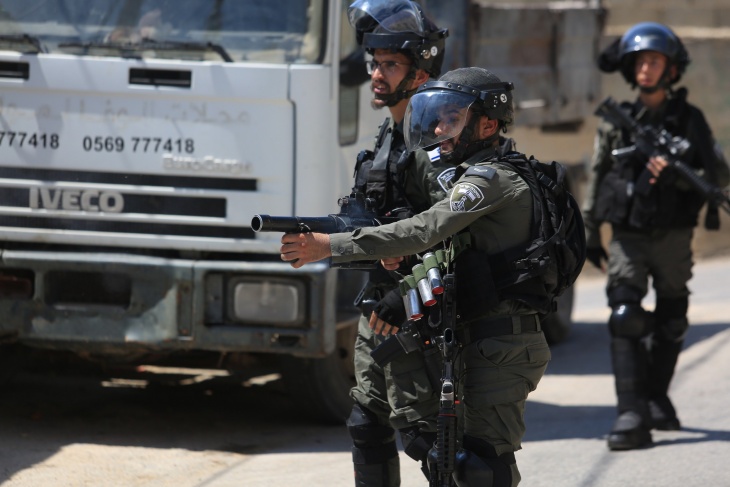 الاحتلال يعتقل شابين من بلدة الطور