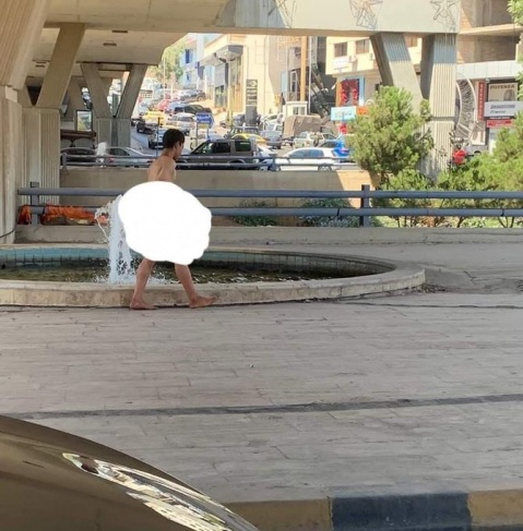 الأردن.. شاب يسير عاريا في العاصمة عمان