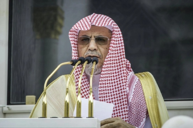 دعا على اليهود في خطبة الجمعة.. تضامن سعودي مع خطيب المسجد الحرام