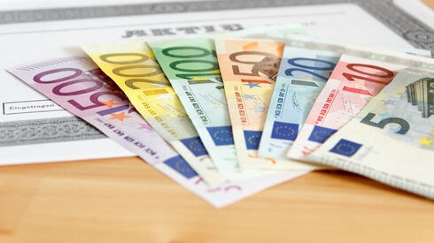 اليورو يسجل ارتفاعاً والمركزي الأوروبي يمهد لرفع الفائدة مجدداً