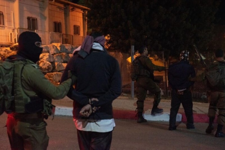 الاحتلال يعتقل مواطنا من الخليل بعد الاعتداء عليه