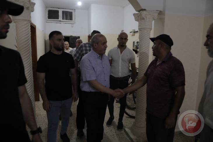 نائب الأمين العام للشعبيّة ينظّم زيارة وفاء للمواطن القيسي برفح بعد هدم منزله لانقاذ جيرانه