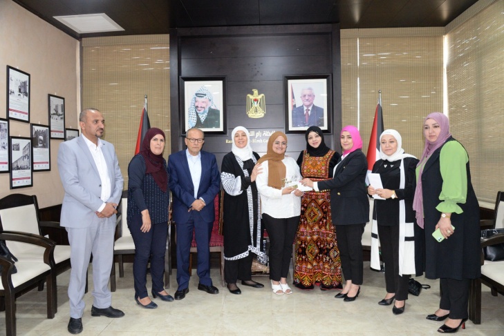 ملتقى العلاقات العامة ومحافظة رام الله والبيرة يكرمان أبناء الأسرى والشهداء الناجحين بالثانوية العامة 