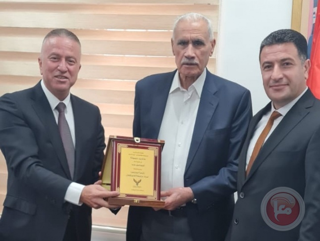 المستشار حسونة يُكرم الفريق الحاج جبر