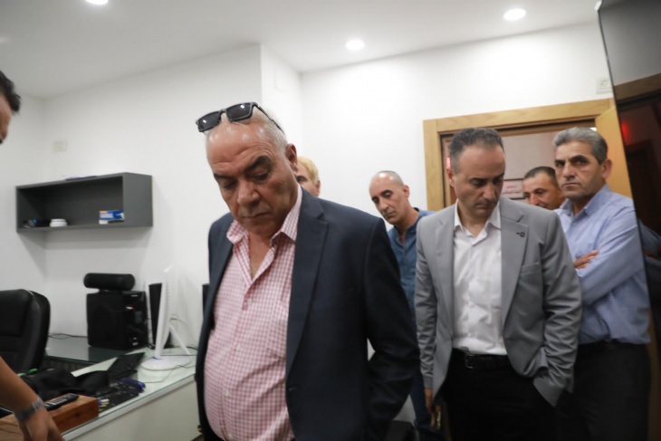 وفد من المخابرات يزور اذاعة محلية في الخليل
