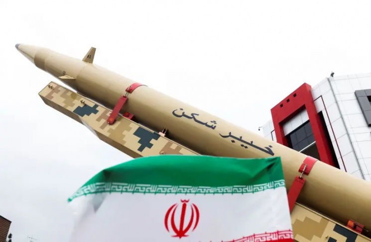 إيران تزيح الستار عن صاروخ جديد قادر على الهروب من المضادات 