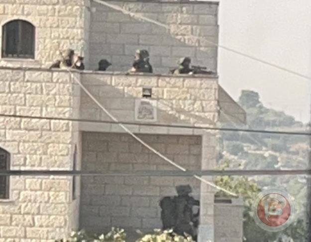 اصابة أحدهم- الاحتلال يعتقل 3 شبان بعد محاصرة منزل في سلواد