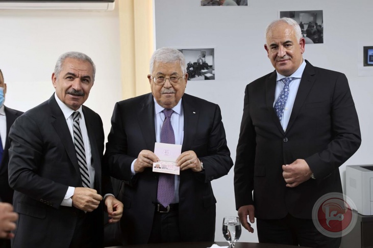 الرئيس يتسلم أول نسخة من جواز السفر الفلسطيني البيومتري