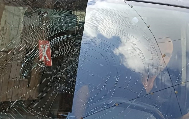 مستوطن يلقي زجاجة فارغة باتجاه مركبة شرق الخليل ونجاة سائقها