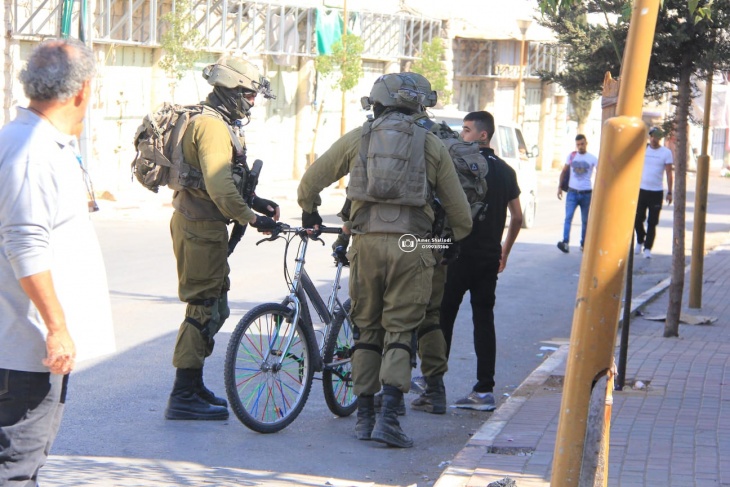 صور: قوات الاحتلال تعتقل طفلا وتصادر دراجته بالخليل
