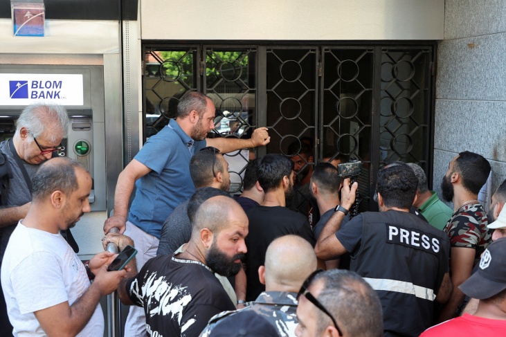 مصارف لبنان تغلق أبوابها 3 أيام بعد عمليات اقتحام متكررة