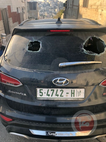 مستوطنون يهاجمون المنازل ويحطمون زجاج المركبات في الخليل