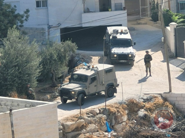 الاحتلال يداهم منزل القيادي في حماس عبد الخالق النتشة ويهدد باعتقاله