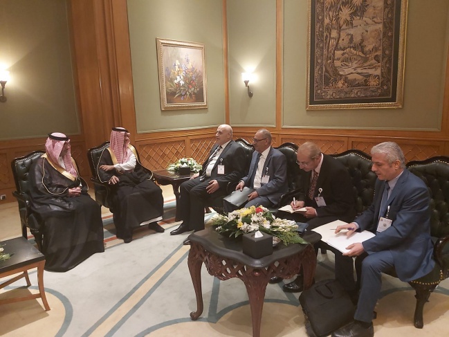 وزير العمل الفلسطيني د. نصري أبو جيش يلتقي نظيره الجزائري ونائب وزير الموارد البشرية السعودي