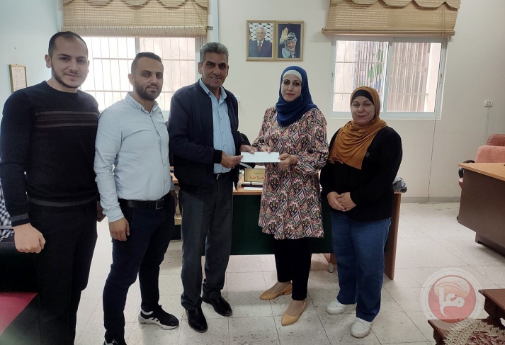 مخابرات الخليل تقدم مساعدة مالية لجمعية سنابل الخير لذوي الاحتياجات الخاصة