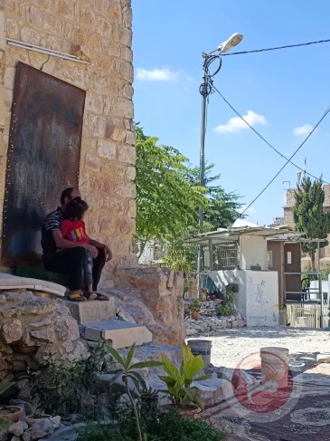 الخليل- اغلاق منزل واصابة سيدة برضوض بعد اعتداء الاحتلال عليها بالضرب