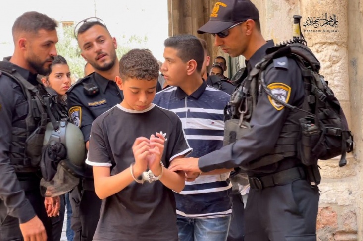 الاحتلال يعتقل فتيين أثناء خروجهما من المسجد الأقصى