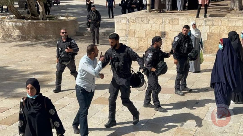 The occupation arrests a young man from the courtyards of Al-Aqsa Mosque