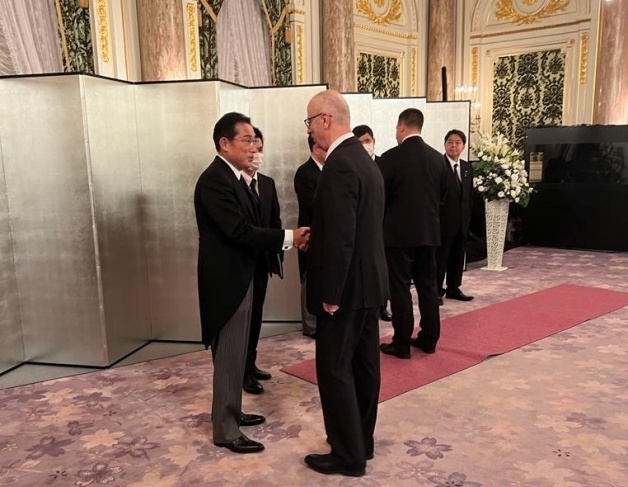 ممثلا عن الرئيس... الحمد الله يشارك في جنازة رئيس الوزراء الياباني السابق